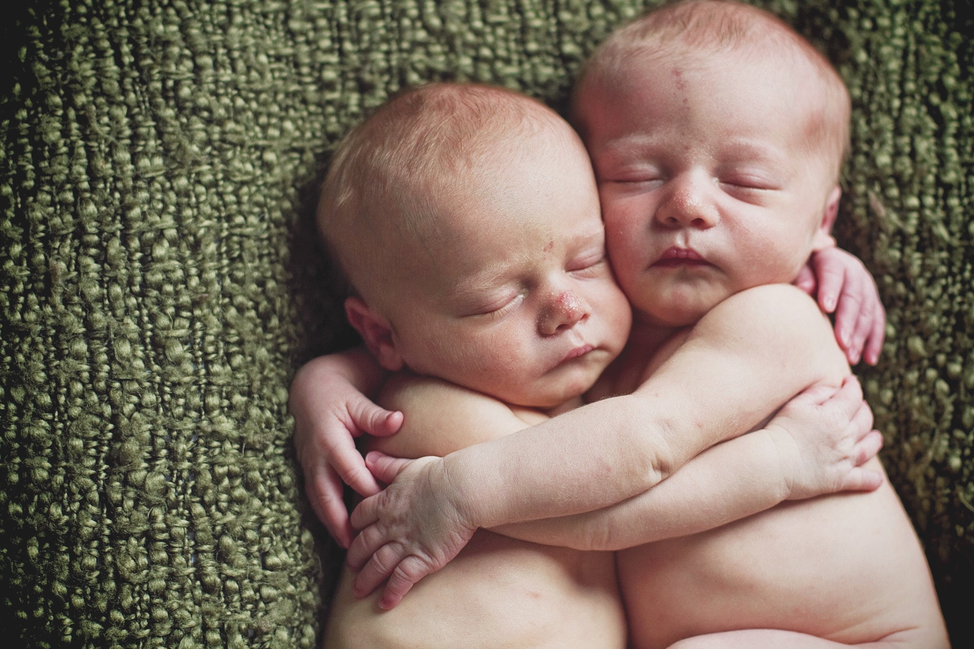 У близнецов одинаковые отпечатки. Newborn Baby hugging.